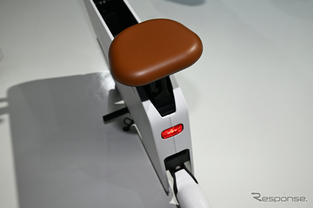 折りたたみ式の電動バイク、ホンダ「モトコンパクト」(ジャパンモビリティショー2023)