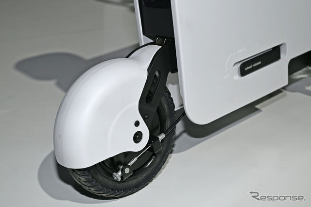 折りたたみ式の電動バイク、ホンダ「モトコンパクト」(ジャパンモビリティショー2023)