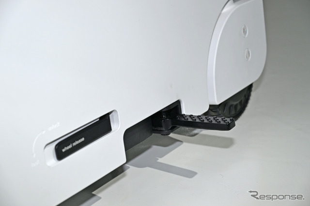折りたたみ式の電動バイク、ホンダ「モトコンパクト」(ジャパンモビリティショー2023)