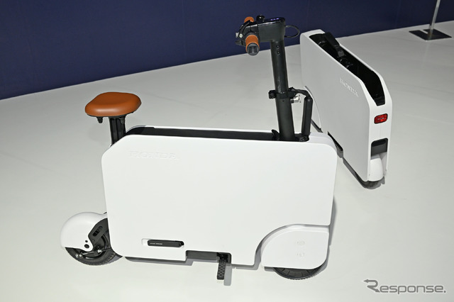 折りたたみ式の電動バイク、ホンダ「モトコンパクト」(ジャパンモビリティショー2023)