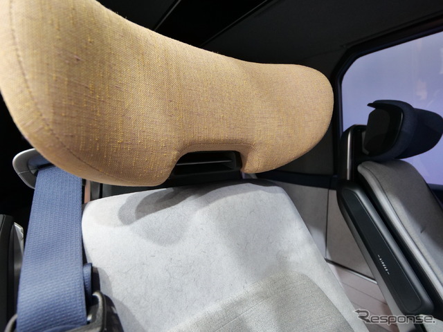 スピーカーが4つ装備されたヘッドレスト。首の後ろにエア噴き出し口が見える