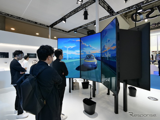 父と娘のストーリーの体験型展示を楽しむ来場客