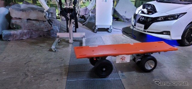 スケートボードみたいに見えるけど、要救助者のところまで自走して駆けつけるロボットストレッチャー。