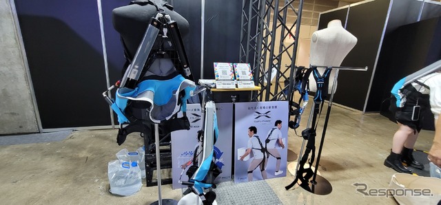 パワーアシストスーツであるマッスルスーツの展示。装着体験ができる。