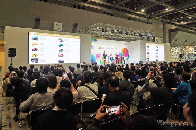 ジャパンモビリティショー2023のステージでおこなわれた、 日本カー・オブ・ザ・イヤー 10ベスト発表会