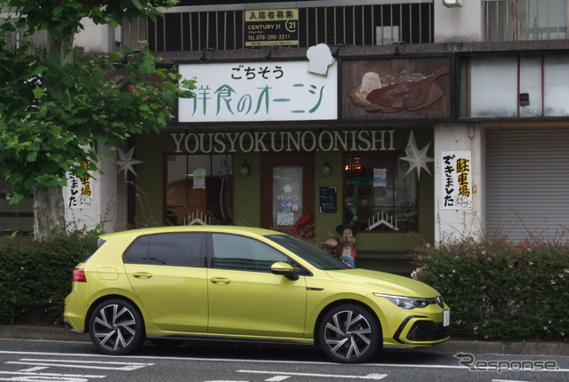 兵庫・姫路の街の洋食屋に寄り道。店の前は日本の都市部では珍しく駐車可。