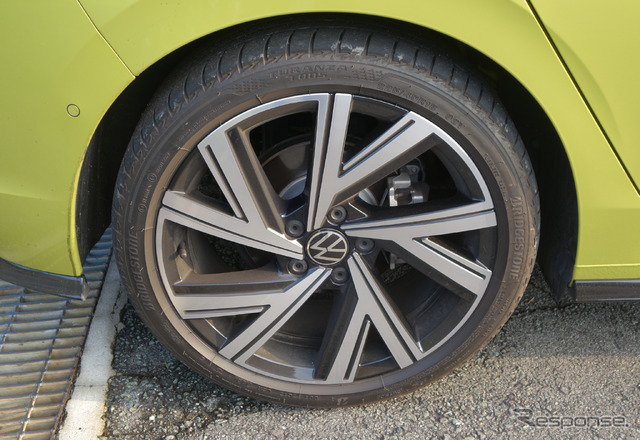 タイヤは225/40R18サイズのブリヂストン「トランザT005」。旧タイプの「トランザT001」に比べて断然しなやかになった。