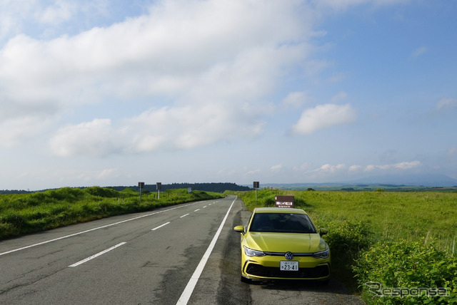 熊本の阿蘇外輪山と大分の九重高原を結ぶやまなみハイウェイにて記念撮影。
