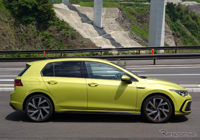 ゴルフ8 TDI R-Lineのサイドビュー。一見何の変哲もない5ドアハッチバックというデザインだが、ウエストラインが低く窓面積は広大。リアドアの濃色ガラスは本国ではオプション。透過率の高い標準ガラスなら室内の採光性はさらに良くなるだろう。