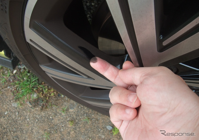 ドイツ車の常で、山岳路を一発走っただけでフロントホイールはダストまみれになる。ブレーキ容量は十分。