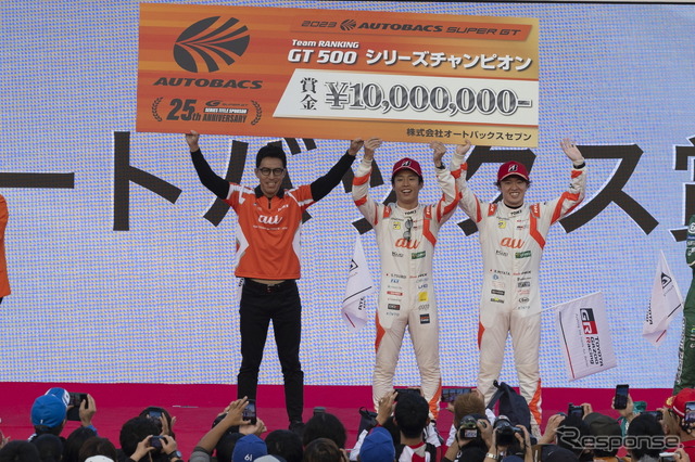 チャンピオンを獲得した坪井翔(中央)と宮田莉朋(右)、左は伊藤大輔チーム監督