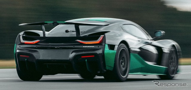 リバース走行で最高速275.74km/hを計測しギネス新記録と認定されたリマック・ネヴェーラ