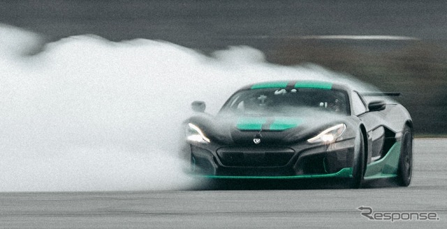 リバース走行で最高速275.74km/hを計測しギネス新記録と認定されたリマック・ネヴェーラ