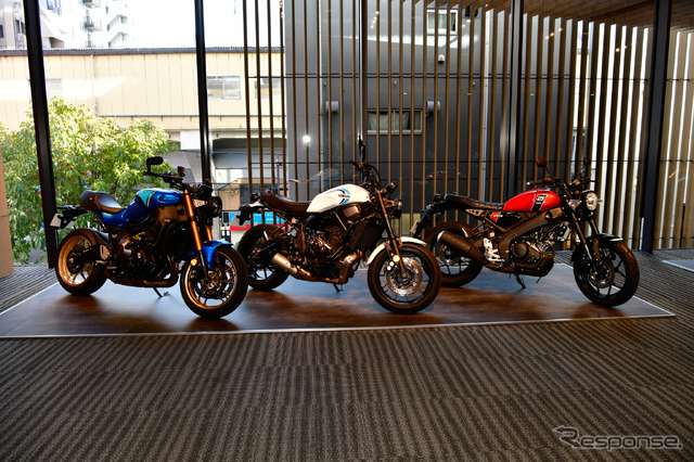 ヤマハのネオレトロモデル「XSRシリーズ」。右が今回発表されたXSR125