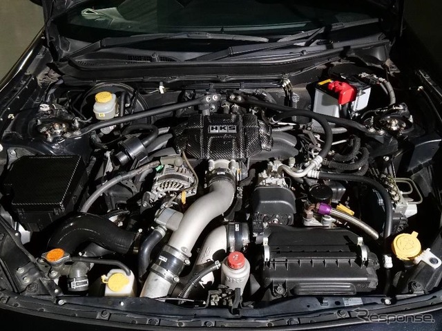 ドライカーボンがエンジンルームをレーシーかつ華やかに彩る! HKSから86/BRZ(ZN6/ZC6)用「CARBON ENGINE COVER」「CARBON FUSE BOX COVER」が新発売