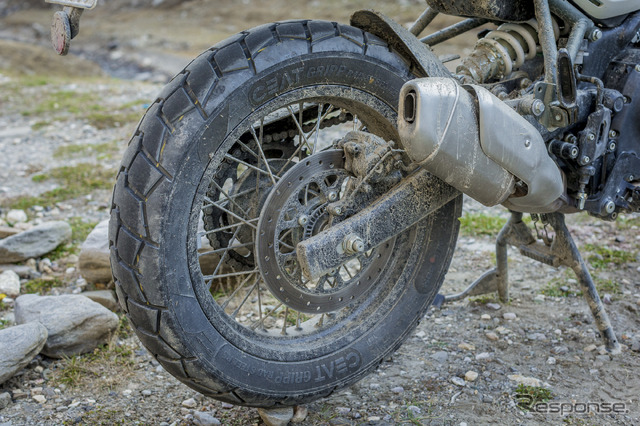 フロントタイヤは90/90-21、リヤは140/80 R 17。インドのシアット製で、フロントはバイアスでリヤはラジアル。どちらかというとロード寄りだが、オフでの走破性もかなり高い