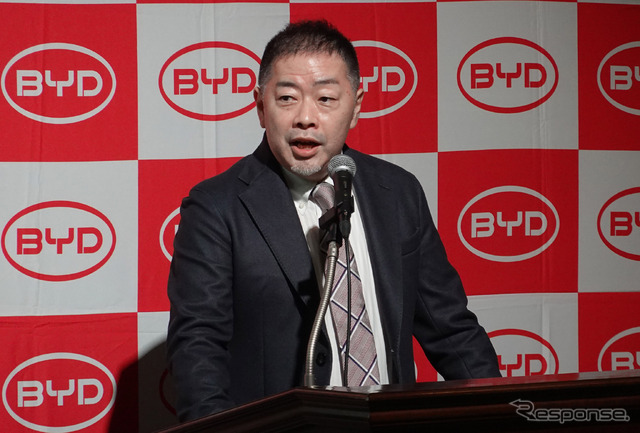 「J7」について解説するBYDジャパンの取締役副社長の花田晋作氏