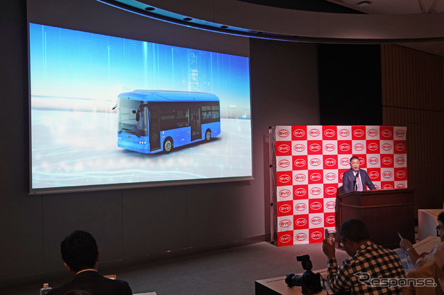 都内で開催されたBYDの中型電気バス「J7」の発表会
