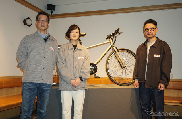 ヤマハ PAS CRAIGと商品企画の碓井紗和さん（中央）、デザイナーの北山亮平さん（右）
