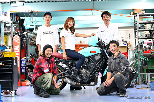 指出瑞貴さん(中央)専用カスタムのヤマハ XSR700を手掛けた4名のプロフェッショナルと。