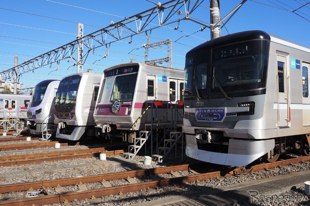 向かって左から18000系、08系、8000系、13000系