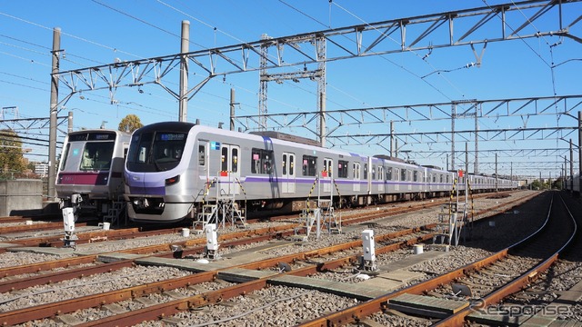 8000系(向かって左)と18000系