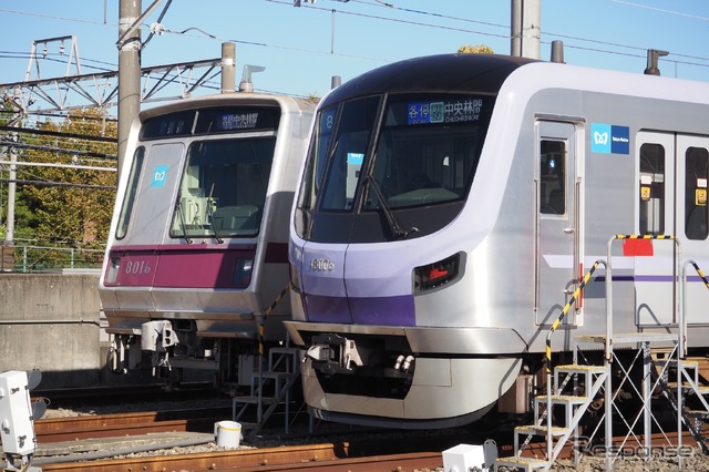 8000系(向かって左)と18000系