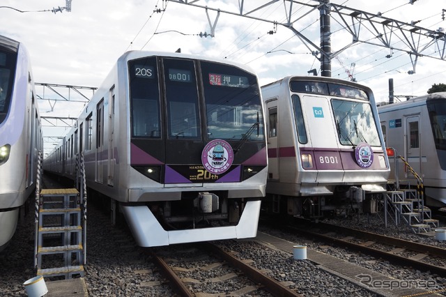 08系(向かって左)と8000系