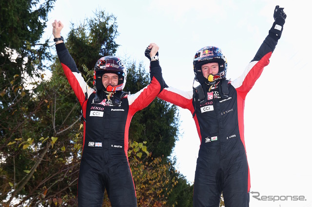 優勝したトヨタ33号車のクルー。ドライバーのエルフィン・エバンス(右)とコ・ドライバーのスコット・マーティン。