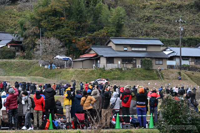多くのギャラリーが熱戦を見守る。