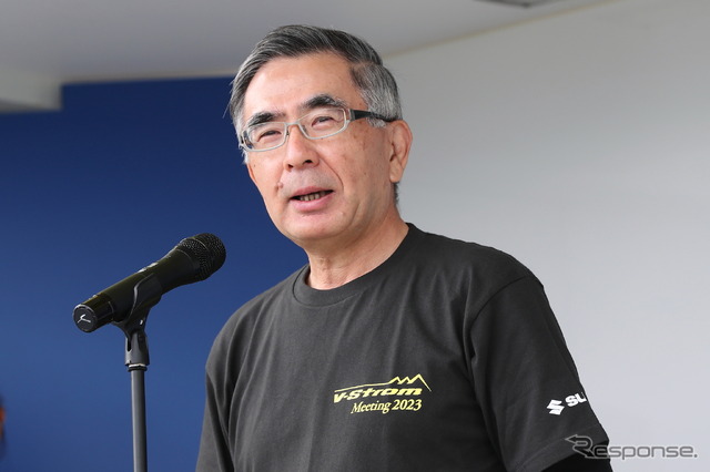 Vストロームミーティング2023の開会宣言を行う鈴木俊宏・スズキ社長
