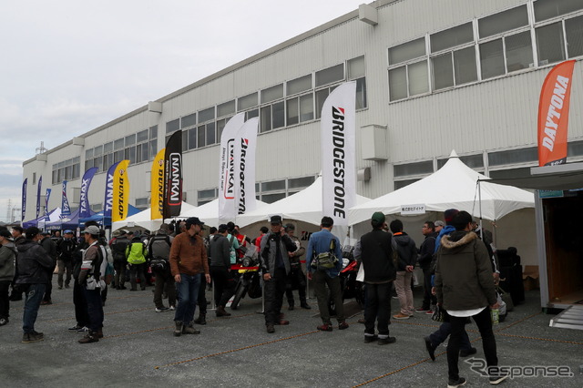 出展ブースには人だかりが