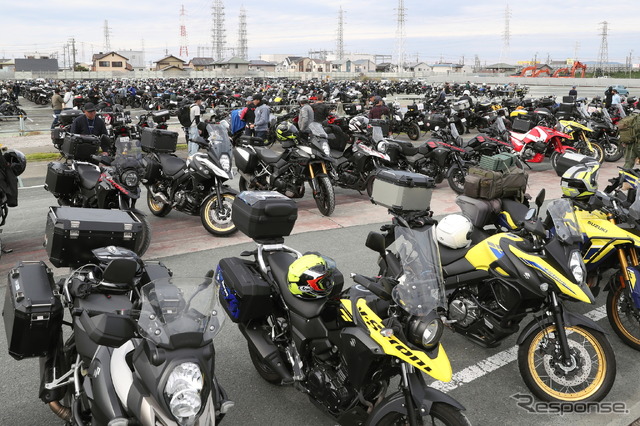駐輪スペースを埋め尽くすバイクたち