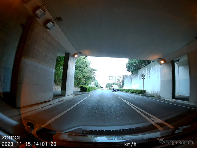 トンネル出口でのフロントカメラ映像