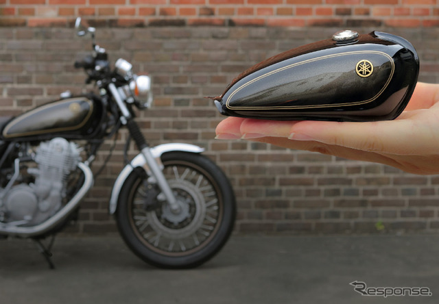 6分の1サイズで再現されたヤマハSR400ミニチュアタンク