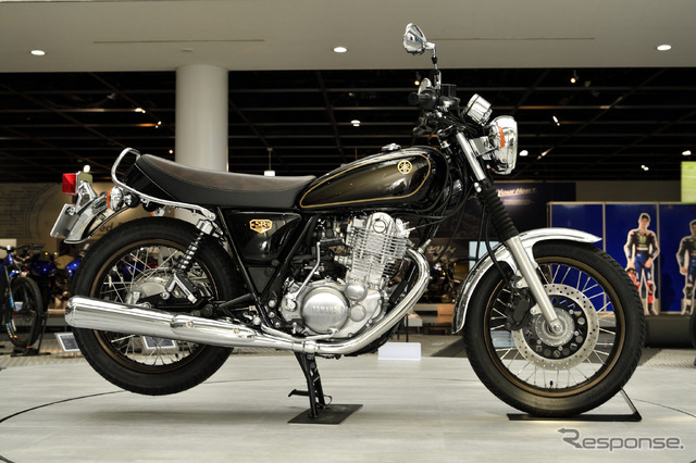 ヤマハの名車『SR400』のタンクがミニチュアに、300個を限定販売 ヤマハの名車『SR400』のタンクがミニチュアに、300個を限定販売