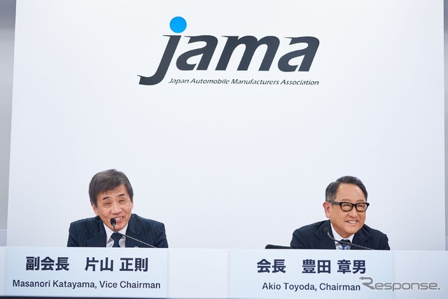 いすゞ自動車の片山正則会長（向かって左）とトヨタ自動車の豊田章男会長（11月22日、自工会記者会見）