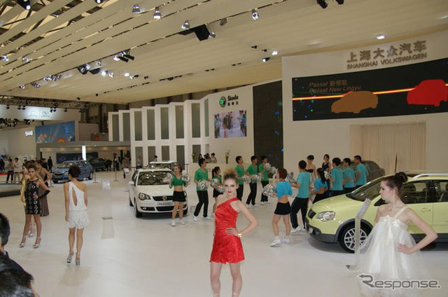 【上海モーターショー09】VWブースは 新型パサート & ゴルフ に環境技術