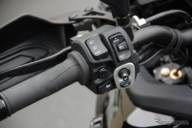 トレーサー9 GT+の新ハンドルスイッチ。ACCでの操作性を第一に考慮したものに。