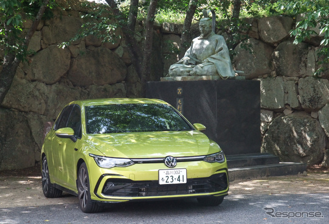 萩城址の毛利輝元像にて記念撮影。ゴルフ7 GTE4000km試乗の時もまったく同じ場所で写真を撮ったのだった。