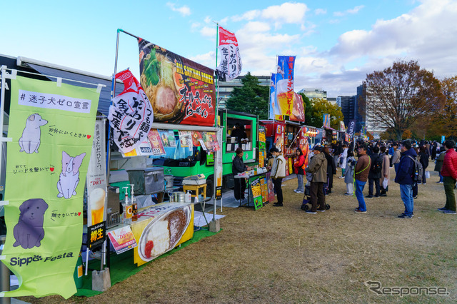 キッチンカーも12台。沖縄そばからピザまで、チョイスは豊富。