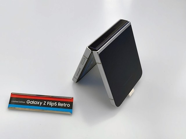 「ベンツフォン」再来、Galaxy Z Flip5 Retroを韓国で見てきた。マット仕上げで落ち着いた雰囲気、大人の男性も違和感なく使えるデザインが好印象(山根康宏)