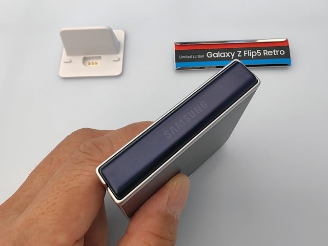 「ベンツフォン」再来、Galaxy Z Flip5 Retroを韓国で見てきた。マット仕上げで落ち着いた雰囲気、大人の男性も違和感なく使えるデザインが好印象(山根康宏)