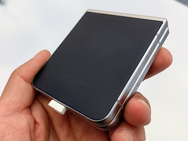 「ベンツフォン」再来、Galaxy Z Flip5 Retroを韓国で見てきた。マット仕上げで落ち着いた雰囲気、大人の男性も違和感なく使えるデザインが好印象(山根康宏)