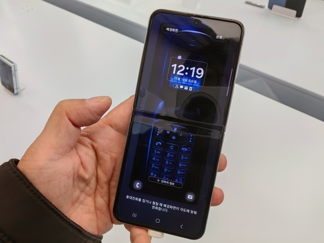 「ベンツフォン」再来、Galaxy Z Flip5 Retroを韓国で見てきた。マット仕上げで落ち着いた雰囲気、大人の男性も違和感なく使えるデザインが好印象(山根康宏)