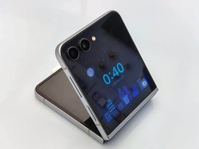 「ベンツフォン」再来、Galaxy Z Flip5 Retroを韓国で見てきた。マット仕上げで落ち着いた雰囲気、大人の男性も違和感なく使えるデザインが好印象(山根康宏)