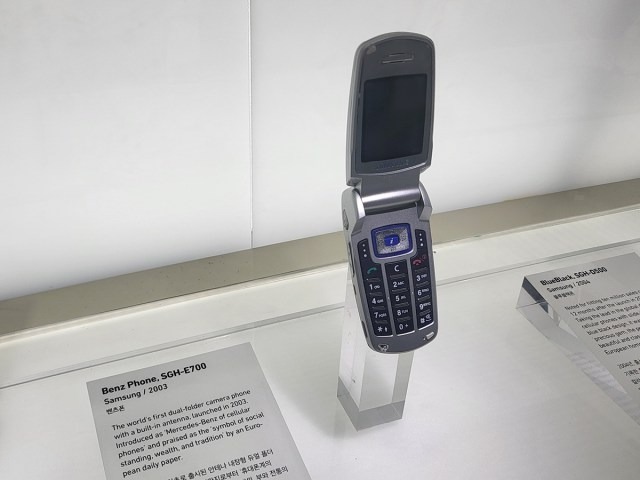 「ベンツフォン」再来、Galaxy Z Flip5 Retroを韓国で見てきた。マット仕上げで落ち着いた雰囲気、大人の男性も違和感なく使えるデザインが好印象(山根康宏)