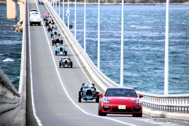 4日目の角島大橋(山口県長門市)をいく参加者たち。先頭はヤナセ提供のポルシェ パナメーラ