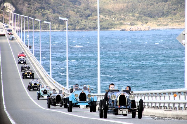 4日目の角島大橋(山口県長門市)をいく参加者たち。