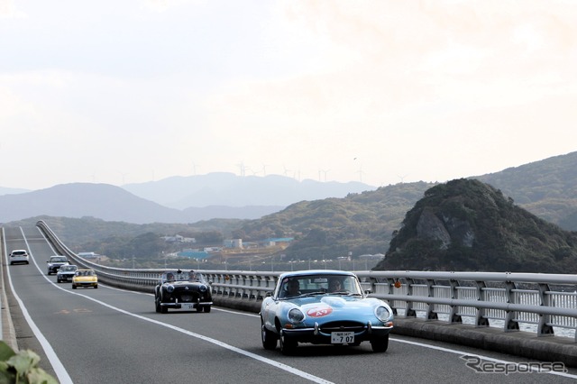 4日目の角島大橋(山口県長門市)をいく参加者たち。